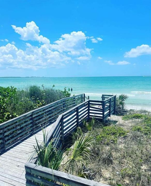 合同活跃: $299,000 (2 贝兹, 2 浴室, 1016 平方英尺)