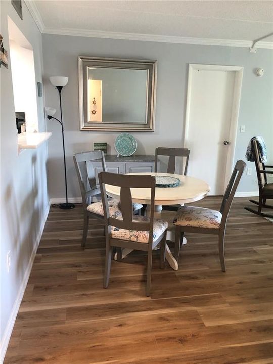 合同活跃: $299,000 (2 贝兹, 2 浴室, 1016 平方英尺)