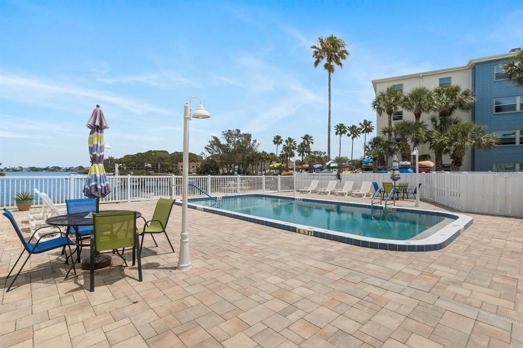 合同活跃: $299,000 (2 贝兹, 2 浴室, 1016 平方英尺)