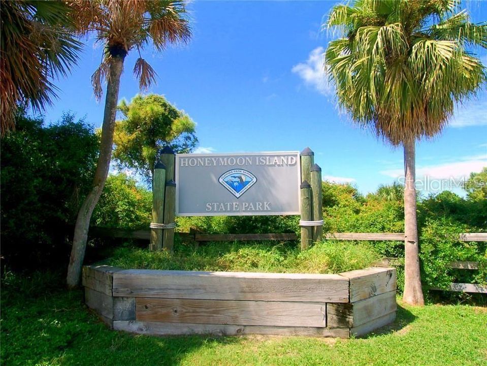 合同活跃: $299,000 (2 贝兹, 2 浴室, 1016 平方英尺)