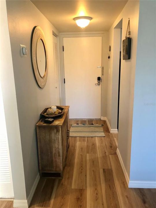 合同活跃: $299,000 (2 贝兹, 2 浴室, 1016 平方英尺)