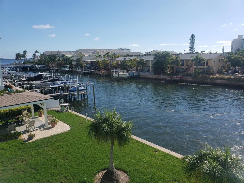 合同活跃: $299,000 (2 贝兹, 2 浴室, 1016 平方英尺)