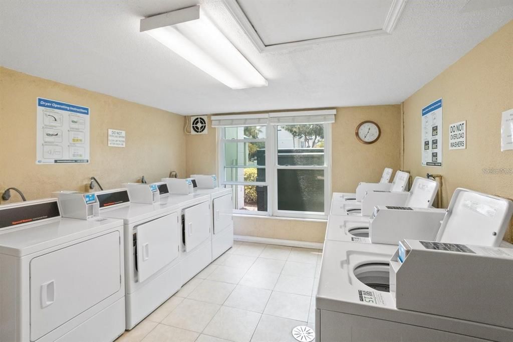 合同活跃: $299,000 (2 贝兹, 2 浴室, 1016 平方英尺)