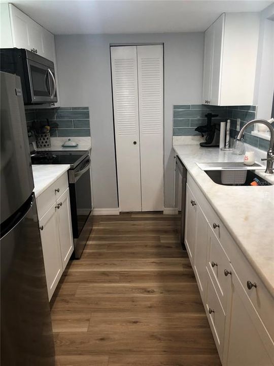 合同活跃: $299,000 (2 贝兹, 2 浴室, 1016 平方英尺)