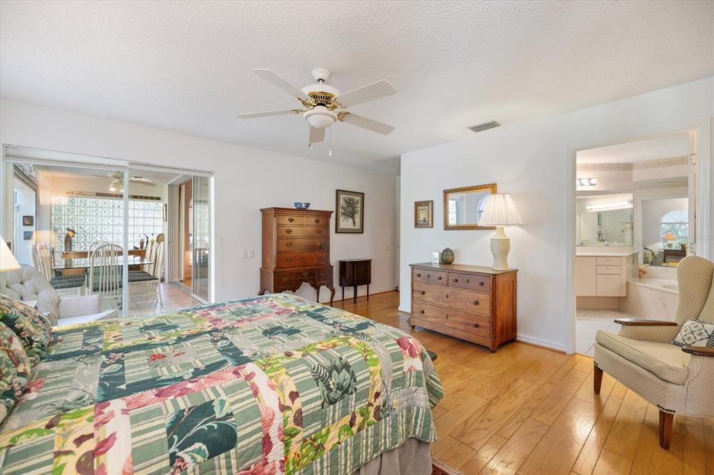 Activo con contrato: $545,000 (4 camas, 3 baños, 2688 Pies cuadrados)