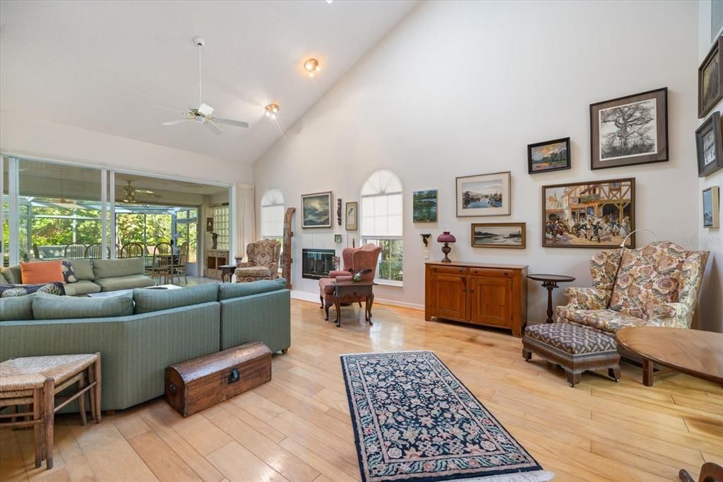 Activo con contrato: $545,000 (4 camas, 3 baños, 2688 Pies cuadrados)