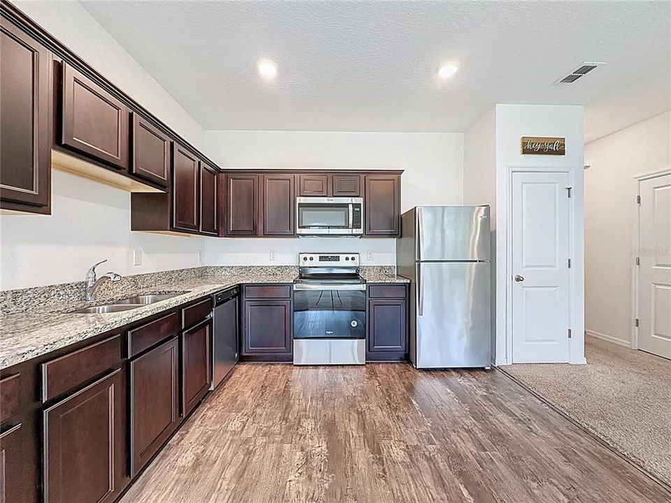 For Rent: $1,700 (3 beds, 2 baths, 1404 Square Feet)