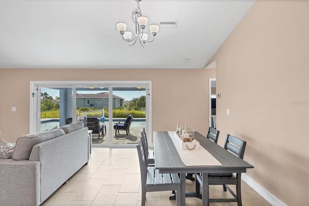 Activo con contrato: $380,000 (3 camas, 2 baños, 1597 Pies cuadrados)