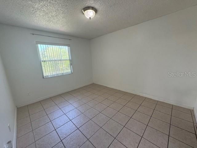 Active With Contract: $216,900 (3 beds, 2 baths, 995 Square Feet)