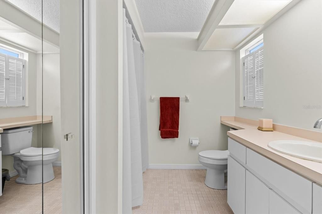 На продажу: $228,900 (2 спален, 2 ванн, 2063 Квадратных фут)