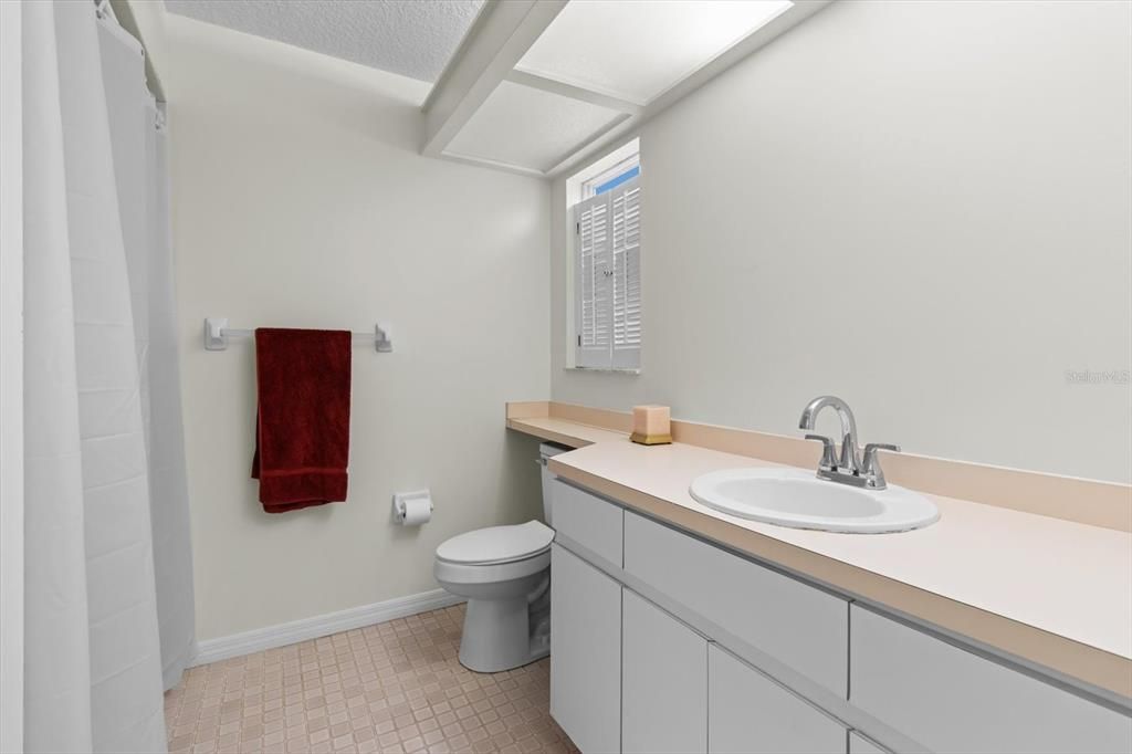 На продажу: $228,900 (2 спален, 2 ванн, 2063 Квадратных фут)