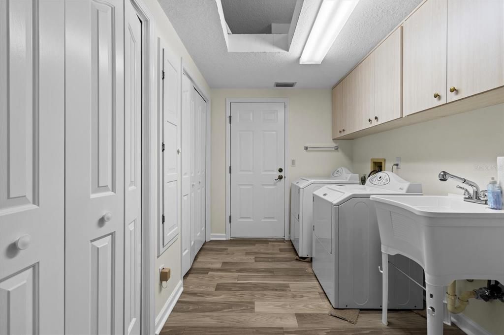 На продажу: $228,900 (2 спален, 2 ванн, 2063 Квадратных фут)