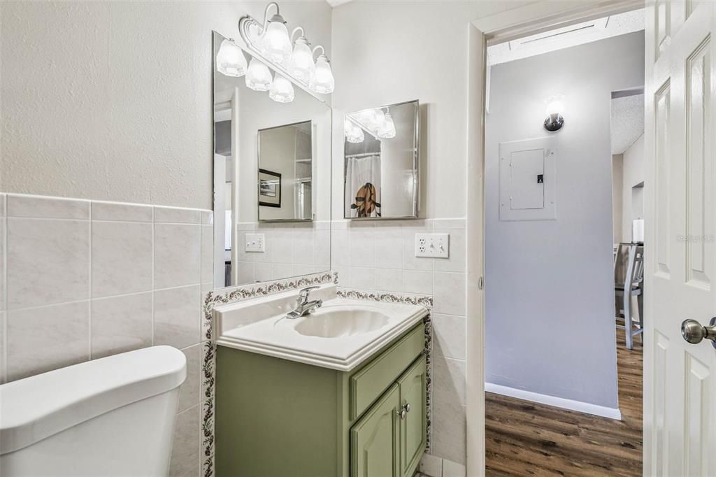 На продажу: $159,900 (2 спален, 2 ванн, 1000 Квадратных фут)