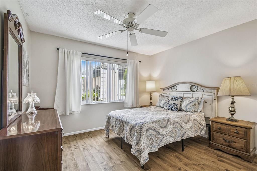 На продажу: $159,900 (2 спален, 2 ванн, 1000 Квадратных фут)