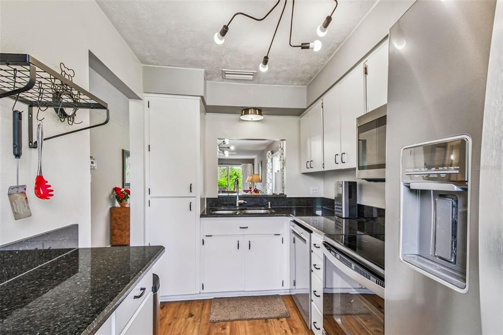 На продажу: $159,900 (2 спален, 2 ванн, 1000 Квадратных фут)