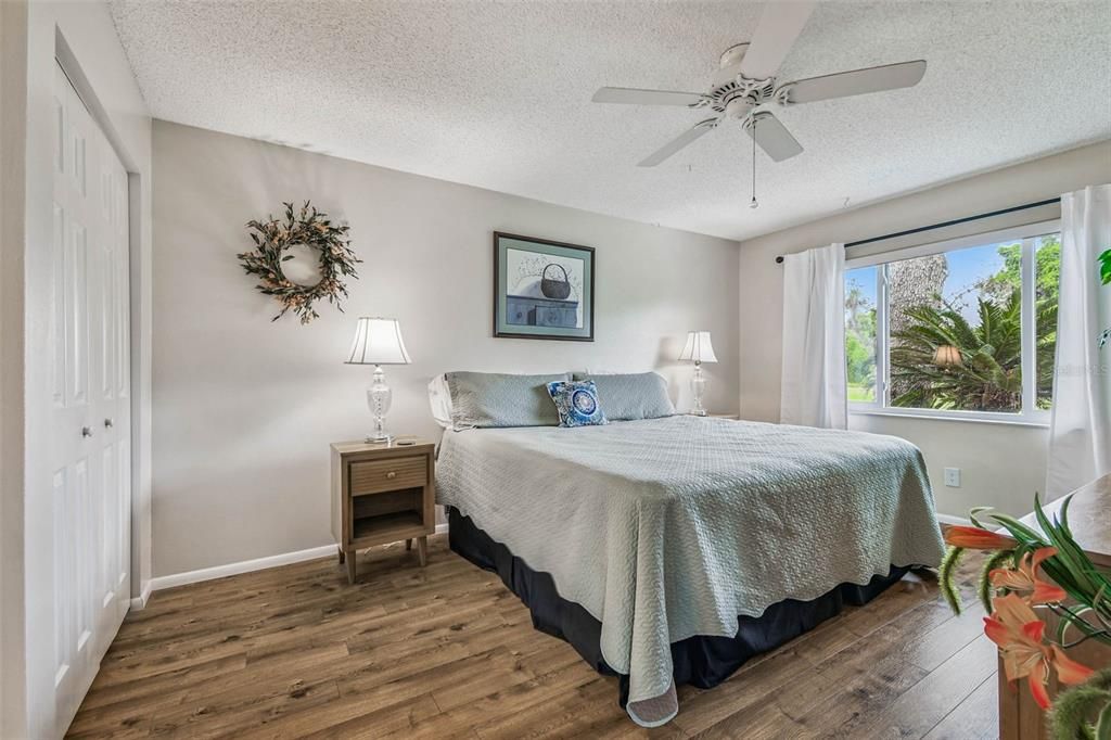 На продажу: $159,900 (2 спален, 2 ванн, 1000 Квадратных фут)