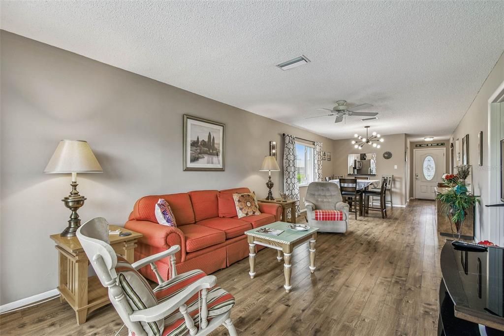 На продажу: $159,900 (2 спален, 2 ванн, 1000 Квадратных фут)