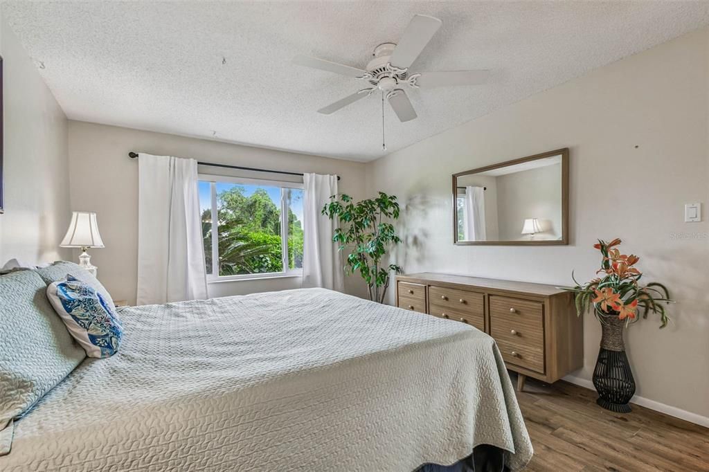 На продажу: $159,900 (2 спален, 2 ванн, 1000 Квадратных фут)