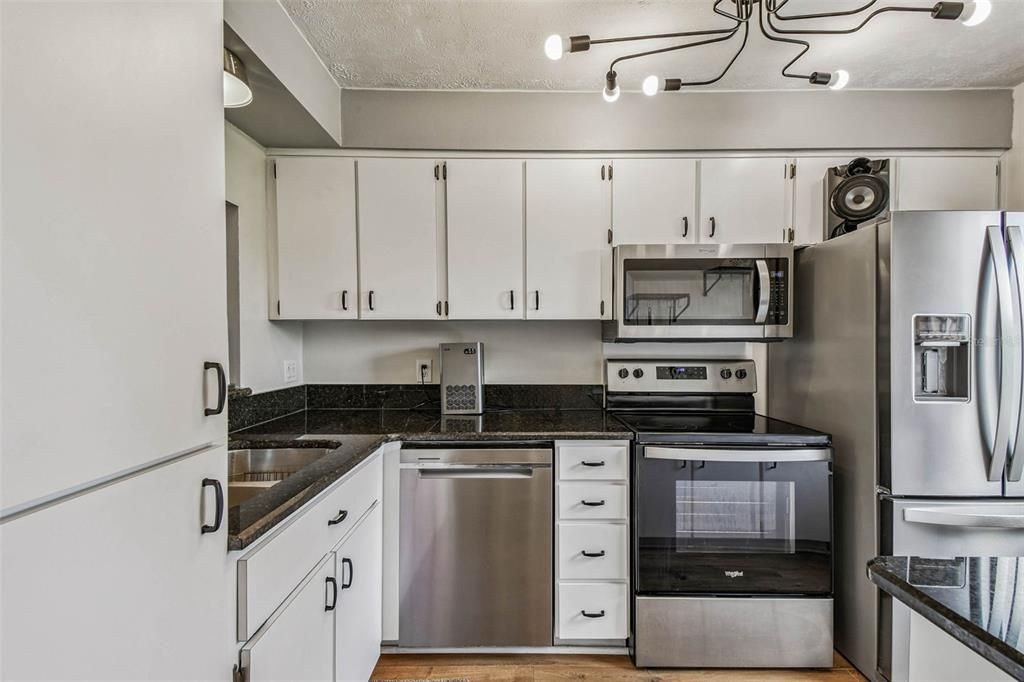 На продажу: $159,900 (2 спален, 2 ванн, 1000 Квадратных фут)