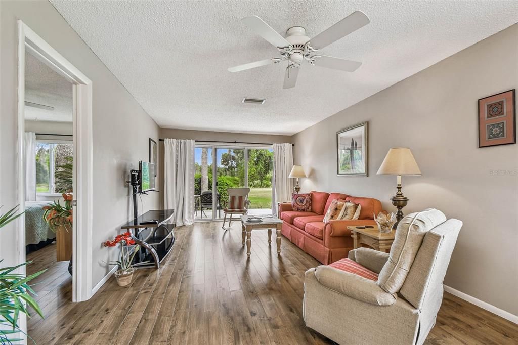 На продажу: $159,900 (2 спален, 2 ванн, 1000 Квадратных фут)