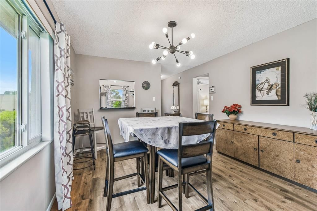 На продажу: $159,900 (2 спален, 2 ванн, 1000 Квадратных фут)