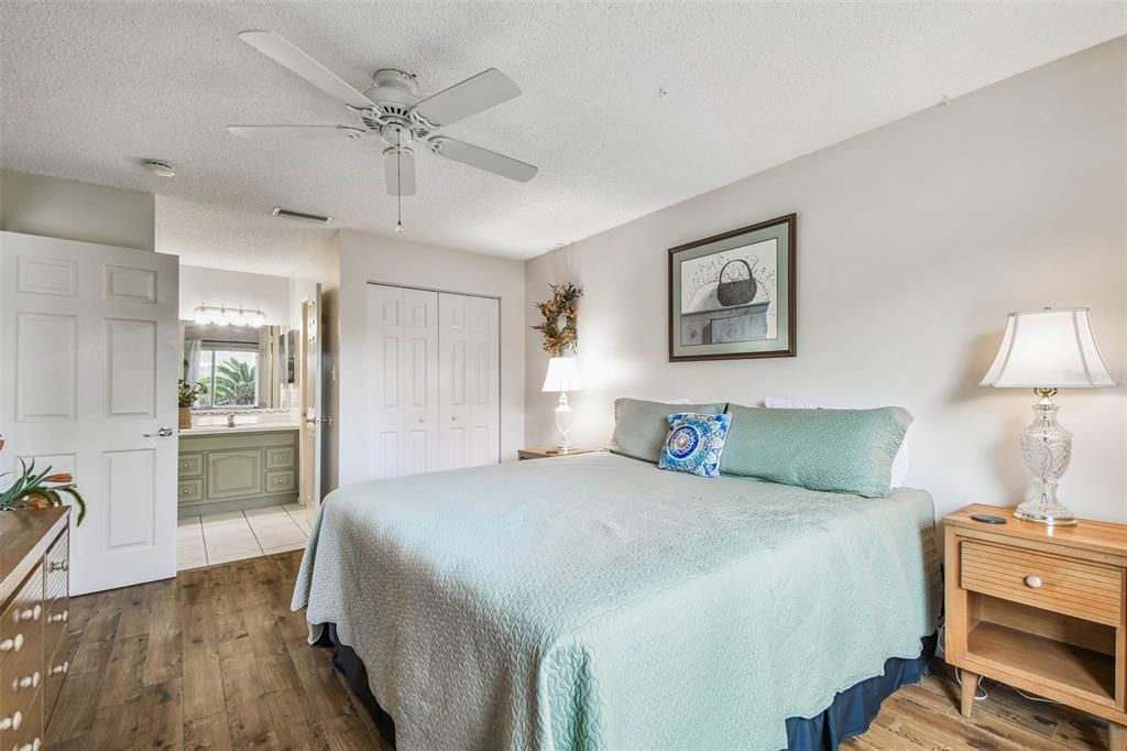 На продажу: $159,900 (2 спален, 2 ванн, 1000 Квадратных фут)