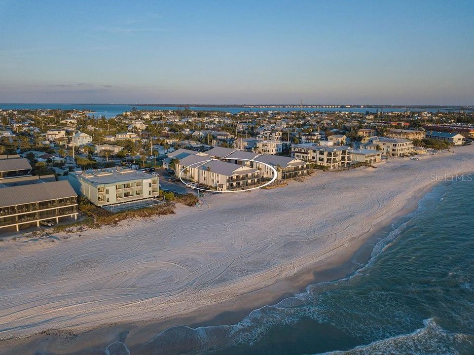 For Sale: $2,690,000 (3 beds, 2 baths, 1553 Square Feet)