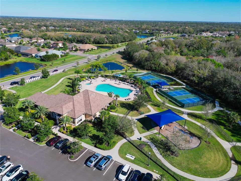 合同活跃: $749,900 (4 贝兹, 2 浴室, 2463 平方英尺)