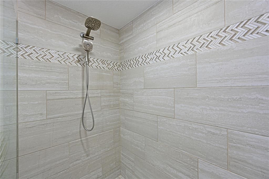 合同活跃: $749,900 (4 贝兹, 2 浴室, 2463 平方英尺)