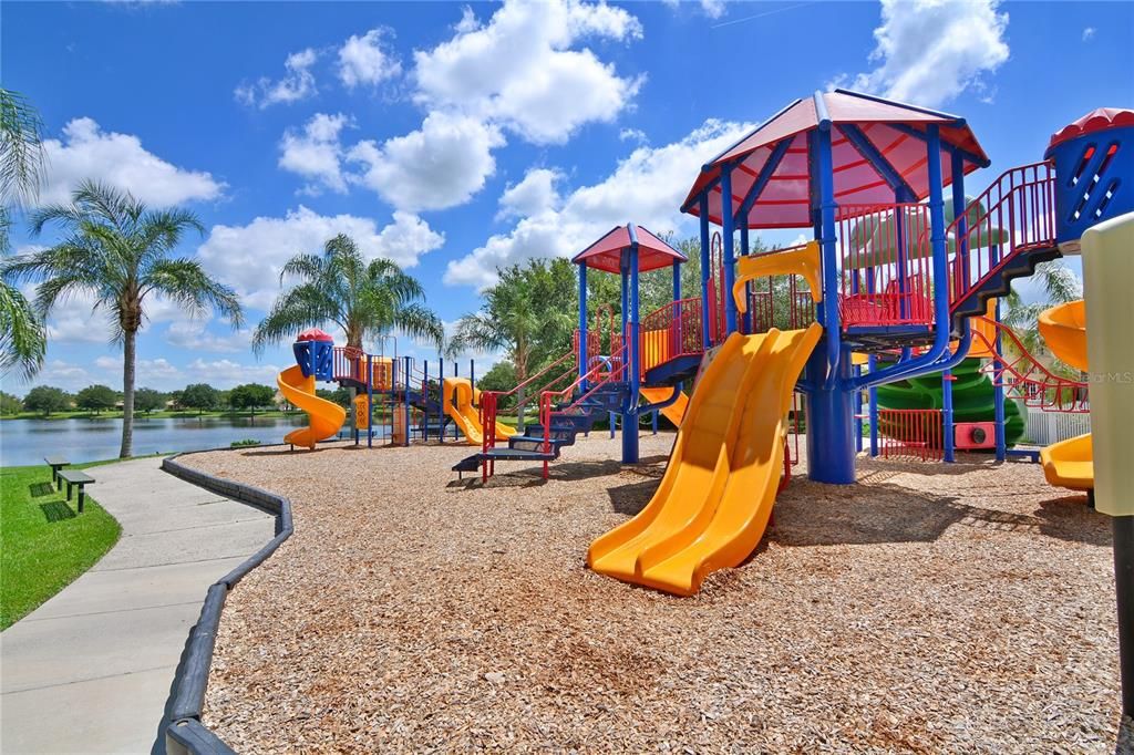 合同活跃: $749,900 (4 贝兹, 2 浴室, 2463 平方英尺)