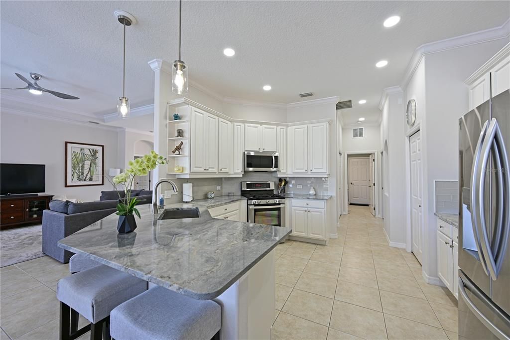 合同活跃: $749,900 (4 贝兹, 2 浴室, 2463 平方英尺)