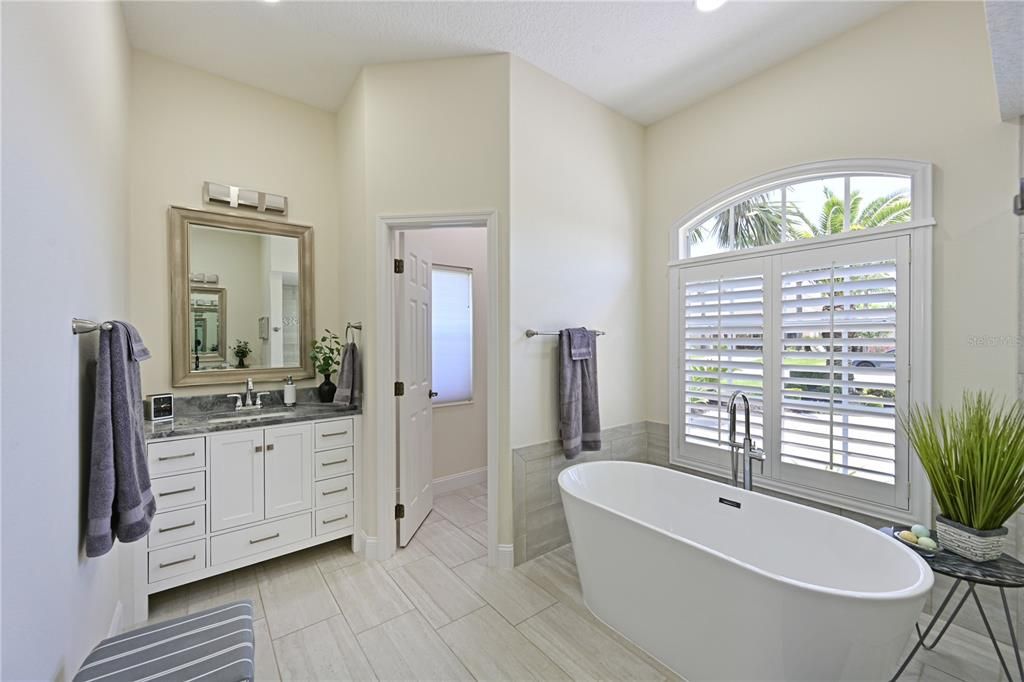 合同活跃: $749,900 (4 贝兹, 2 浴室, 2463 平方英尺)