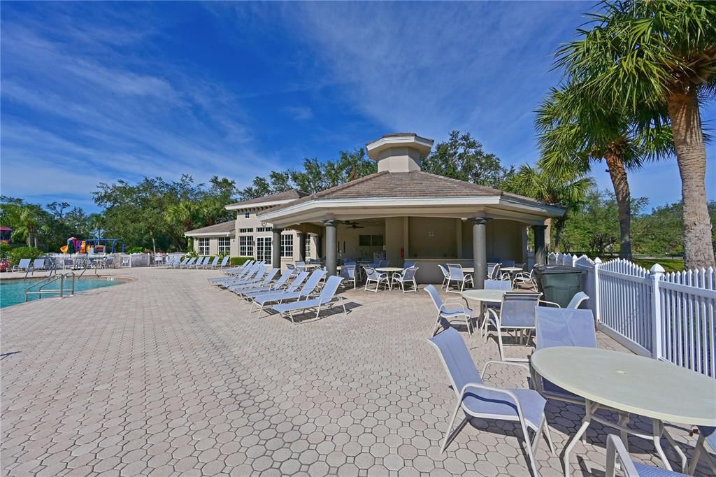 合同活跃: $749,900 (4 贝兹, 2 浴室, 2463 平方英尺)