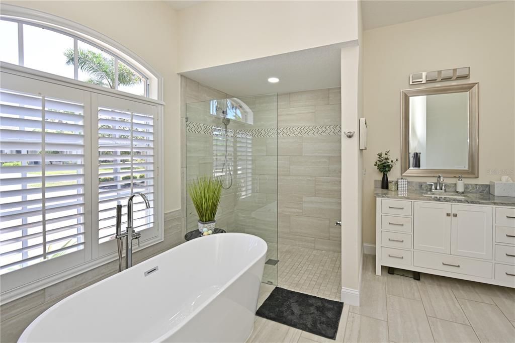 合同活跃: $749,900 (4 贝兹, 2 浴室, 2463 平方英尺)