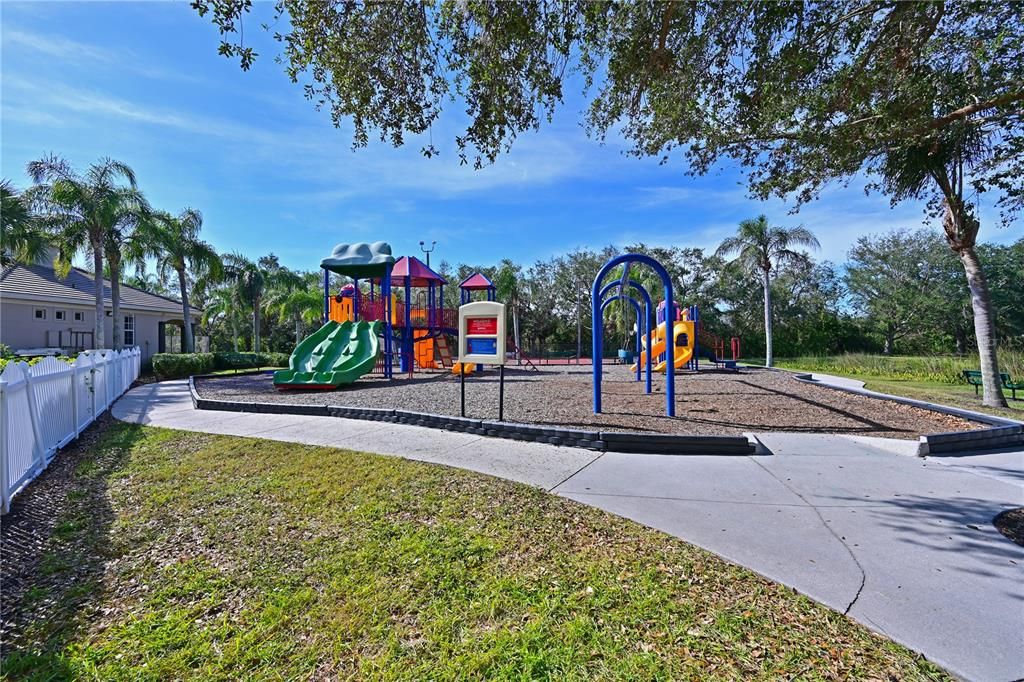 合同活跃: $749,900 (4 贝兹, 2 浴室, 2463 平方英尺)