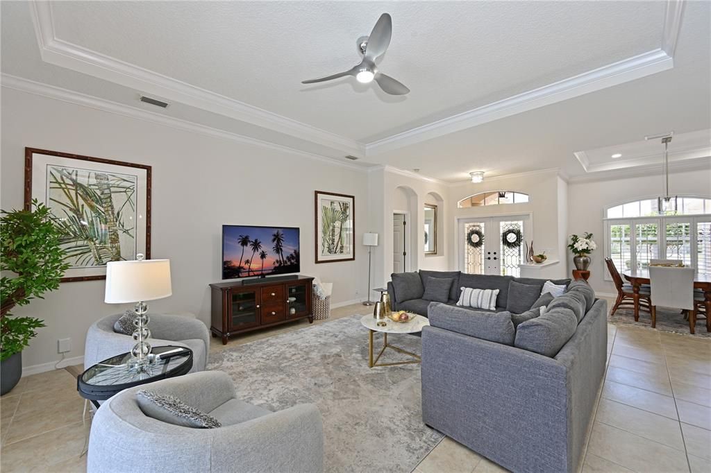 合同活跃: $749,900 (4 贝兹, 2 浴室, 2463 平方英尺)