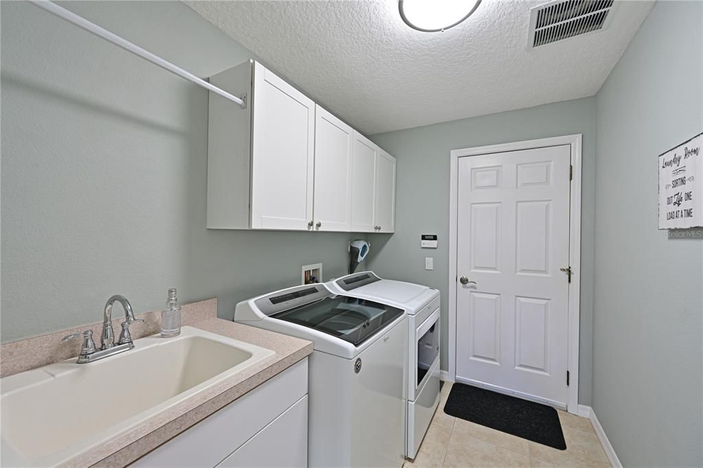 合同活跃: $749,900 (4 贝兹, 2 浴室, 2463 平方英尺)