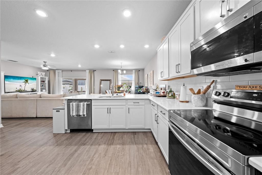 Под контрактом: $529,999 (5 спален, 4 ванн, 3137 Квадратных фут)