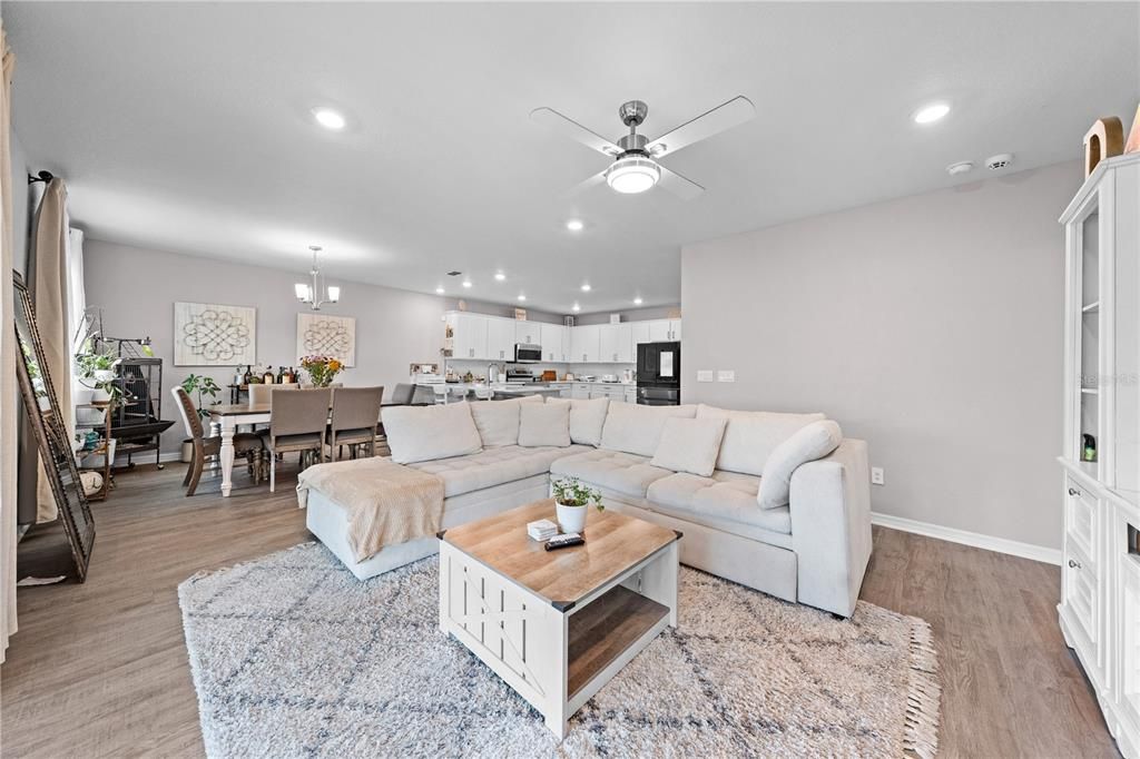 Под контрактом: $529,999 (5 спален, 4 ванн, 3137 Квадратных фут)