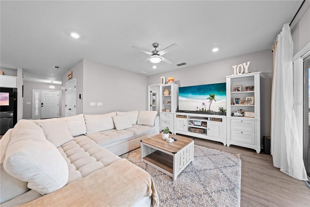 Под контрактом: $529,999 (5 спален, 4 ванн, 3137 Квадратных фут)