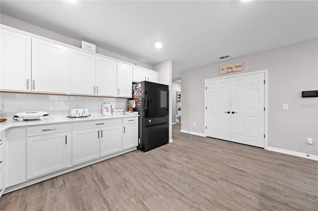 Под контрактом: $529,999 (5 спален, 4 ванн, 3137 Квадратных фут)