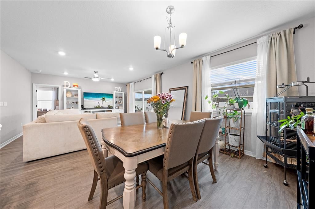 Под контрактом: $529,999 (5 спален, 4 ванн, 3137 Квадратных фут)