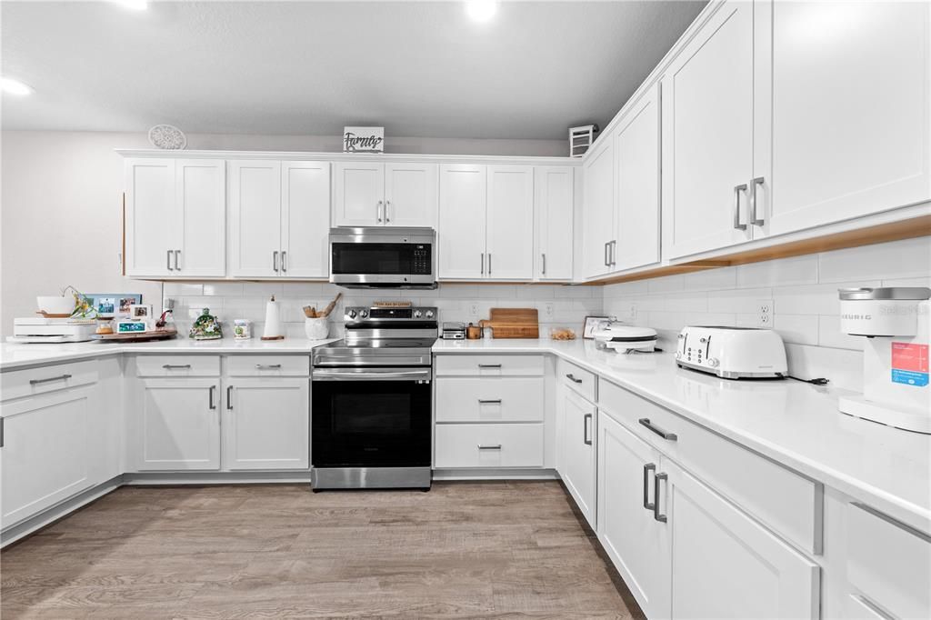 Под контрактом: $529,999 (5 спален, 4 ванн, 3137 Квадратных фут)