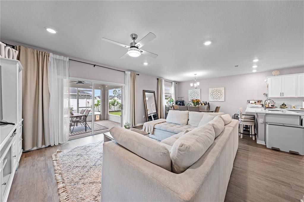 Под контрактом: $529,999 (5 спален, 4 ванн, 3137 Квадратных фут)