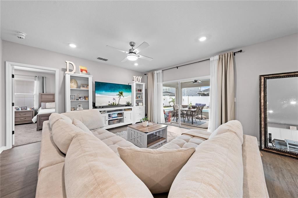 Под контрактом: $529,999 (5 спален, 4 ванн, 3137 Квадратных фут)