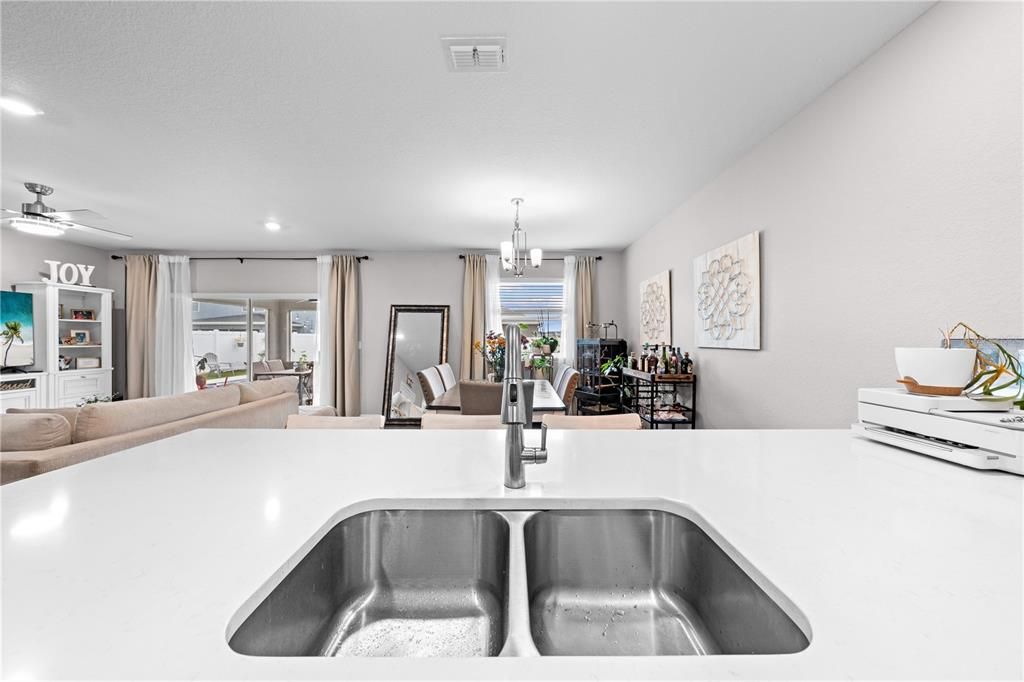 Под контрактом: $529,999 (5 спален, 4 ванн, 3137 Квадратных фут)