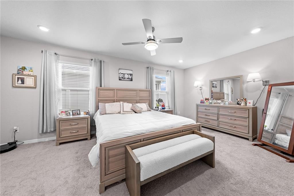 Под контрактом: $529,999 (5 спален, 4 ванн, 3137 Квадратных фут)