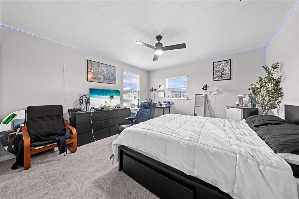 Под контрактом: $529,999 (5 спален, 4 ванн, 3137 Квадратных фут)