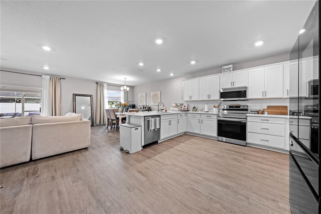 Под контрактом: $529,999 (5 спален, 4 ванн, 3137 Квадратных фут)