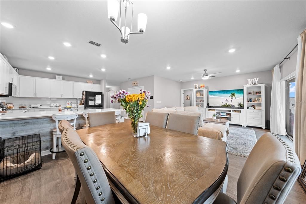 Под контрактом: $529,999 (5 спален, 4 ванн, 3137 Квадратных фут)